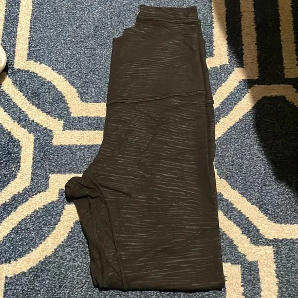 Lululemon Zebra Align 25” Size 6 - Picture 2 of 4
